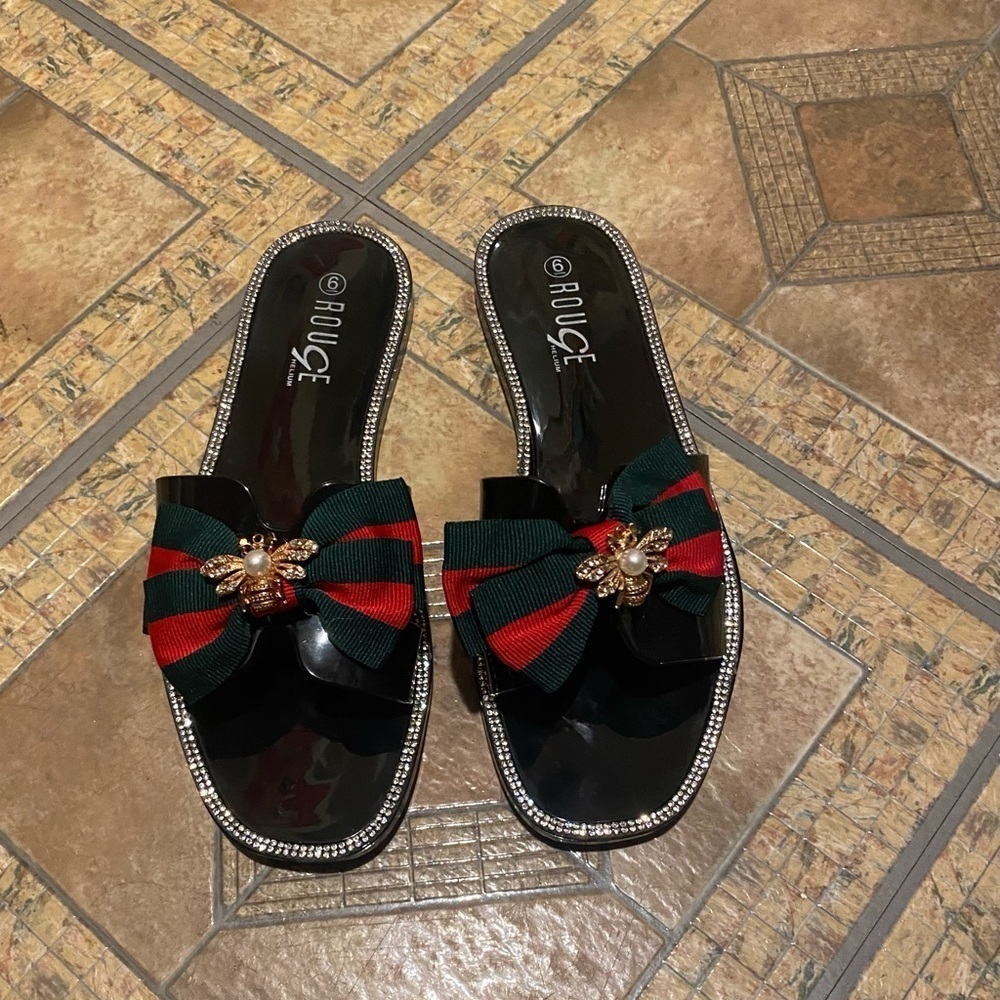 Rouge helium sandals